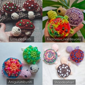 K&ouml;nnte beinhalten: Eine Sammlung von geh&auml;kelten Amigurumi-Turtlespielzeug mit verschiedenen farbigen Schalen und Perlenakzenten. Die Schildkr&ouml;ten wurden von verschiedenen K&uuml;nstlern hergestellt, darunter Little.pea.knits, Knotorious_needleworks, Amigurumiibynitti und Shopdearhart.