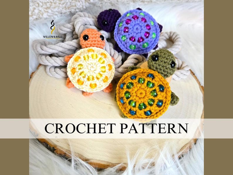 K&ouml;nnte beinhalten: H&auml;kelanleitung f&uuml;r vier kleine Amigurumi-Spielzeug-Schildkr&ouml;ten. Die Schildkr&ouml;ten sind aus verschiedenen Garnfarben gefertigt und haben bunte Perlen f&uuml;r Augen und Panzer. Das Muster hei&szlig;t "CROCHET PATTERN".