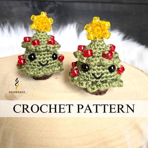 Könnte beinhalten: Zwei handgefertigte gehäkelte Weihnachtsbäume mit lächelnden Gesichtern, roten Perlenornamenten und gelben Sternaufsätzen. Die Bäume sind grün mit braunen Basen. Der Text "CROCHET PATTERN" wird darunter angezeigt.