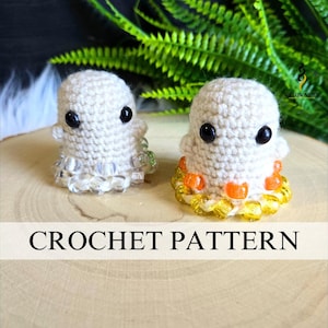 Puede incluir: Dos pequeñas figuras de pulpo de ganchillo con ojos negros y tentáculos con cuentas. Uno tiene cuentas transparentes, el otro tiene cuentas naranjas y amarillas. El texto "CROCHET PATTERN" se muestra en una pancarta blanca.