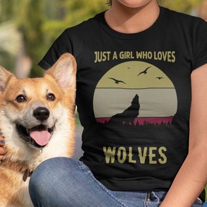 狼が大好きな女の子のTシャツ、かわいい狼好きへのギフト、動物の狼犬のTシャツ、遠吠えする狼少女のコスチューム、プレゼント、ユニセックスTシャツ