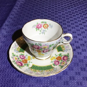 Década de 1930 Grosvenor English Jackson & Gosling Ltd Bone China Demitasse Cup and Saucer