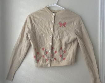 Cardigan printanier vintage des années 1950 à fleurs roses