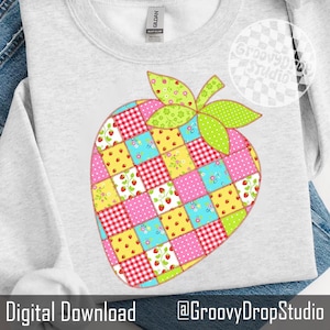 Puede incluir: Sudadera gris claro con un diseño de fresa grande y colorido. La fresa está hecha de cuadrados de patchwork en rojo, rosa, amarillo y azul, con hojas verdes. El texto "Digital Download" y "@GroovyDropStudio" está en la parte inferior.