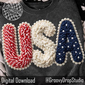 Op de afbeelding: Donkergrijs sweatshirt met het woord "USA" in rood-wit, wit en blauw met witte stippen gebreide letters. Elke letter is omrand met kleine, witte parels. De woorden "Digital Download" en "@GroovyDropStudio" staan onderaan.