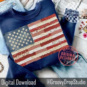 Op de afbeelding: Een marineblauw sweatshirt met een patchwork Amerikaans vlagontwerp. De vlag heeft rode, witte en blauwe patronen. De tekst "Digital Download" en "@GroovyDropStudio" zijn zichtbaar onderaan de afbeelding.