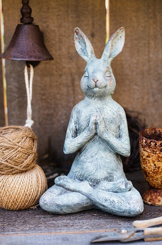 Geschenke für Yoga-Liebhaber Kunstharz Terrasse Veranda für Garten Hof Skulptur Büro Meditation niedliches Kaninchen Zuhause Tier Meditierende Yoga-Statue Dekoration für Auto