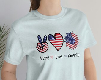 Camiseta del 4 de julio Peace Love America, camiseta linda, camiseta del Día de la Independencia, camiseta del Día de los Caídos en EE. UU. Camiseta de manga corta de jersey unisex Bella Canvas