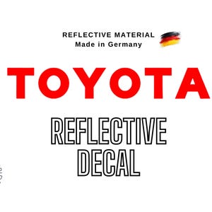 Puede incluir: Fondo blanco con la palabra "TOYOTA" en rojo sobre las palabras "REFLECTIVE DECAL" en un contorno negro. El texto "REFLECTIVE MATERIAL Made in Germany" está encima del texto Toyota. Un logotipo que dice "Crafted with Pride in U.S.A." está a la izquierda.