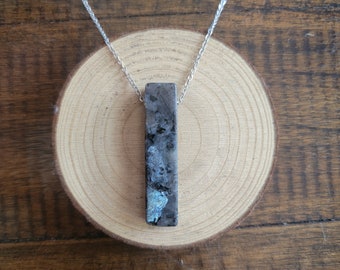 Collar con colgante de barra de larvikita