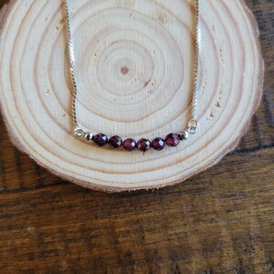 Granat Januar Geburtsstein Facettierte Kristall zierliche Halskette oder Armband