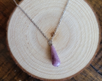 Colar delicado com pingente de lágrima Lepidolite