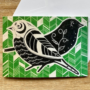 Folk Art Birds Grußkarte, 6”x4”, leere Innenseite mit weißem Umschlag. Reproduktion nach einem originalen Linolschnitt von Vicki Jordan. Ohne Plastik.