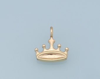 Op de afbeelding: Een gouden kroonbedel met een afgeronde bovenkant en vijf punten. De bedel is ontworpen om te worden gebruikt als hanger of versiering voor sieraden.