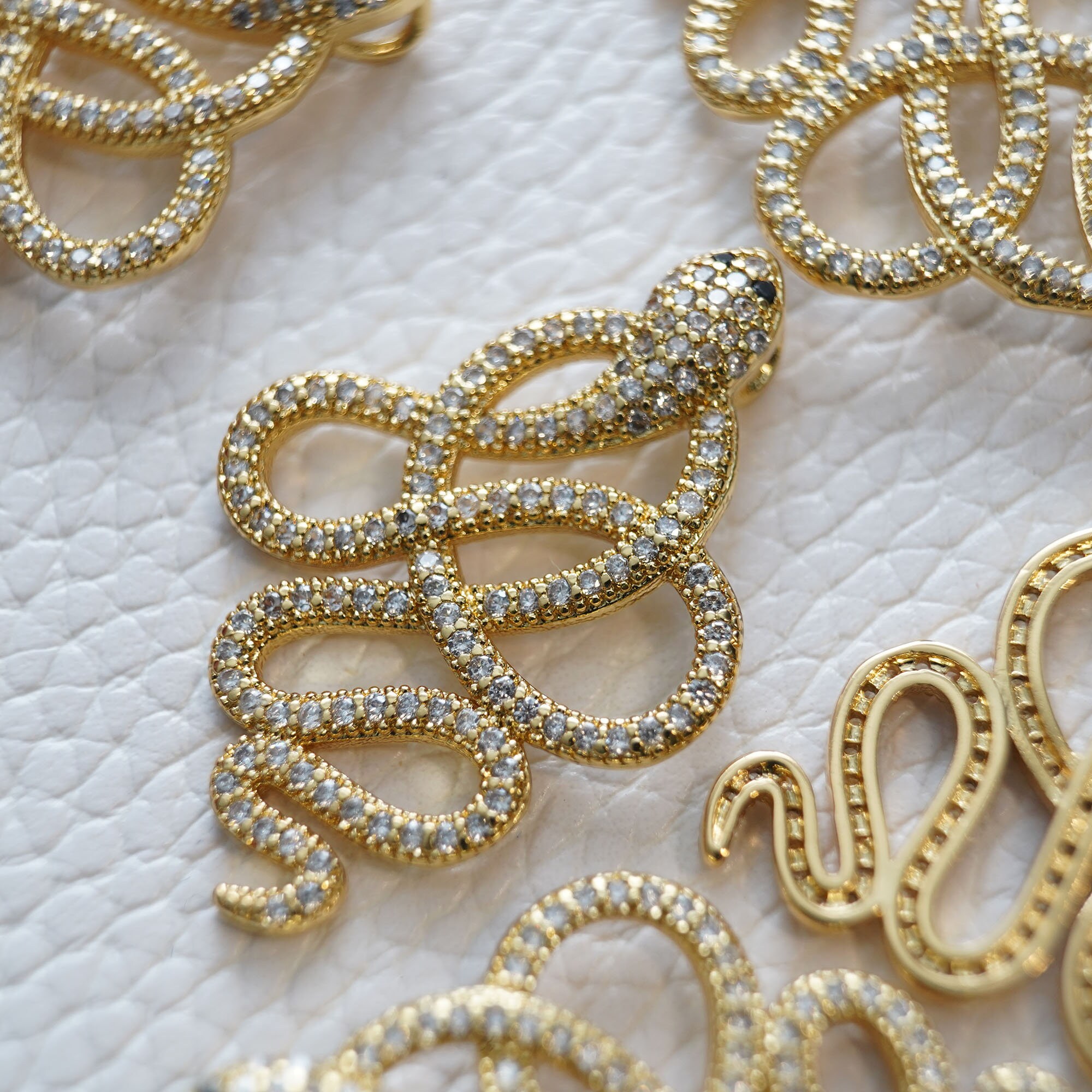 Craftdady - 5 Ciondoli Serpente Oro Con Zirconi Cubici Colorati - Per Creare Collane Fai Da Te, Gioielli DIY - 2