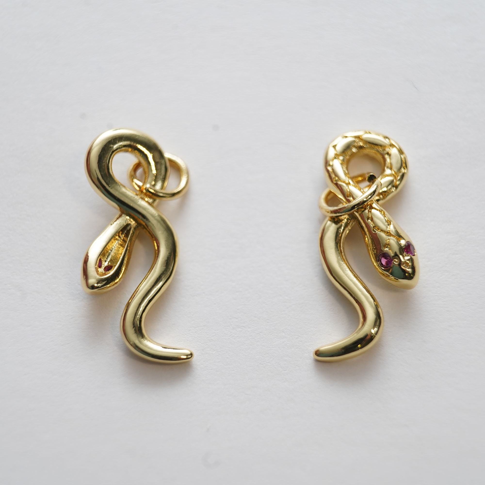 Ciondolo a forma di serpente placcato oro lucido 24k da 7 x 12 mm, ciondolo a forma di serpente con zirconi cubici, ciondolo con micro pavé, perline in zirconi cubici, componenti placcati