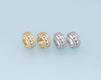 Pode incluir: Dois pares de brincos de argola com uma dupla fileira de pedras de zircônia cúbica transparentes. Um par é dourado e o outro é prateado.