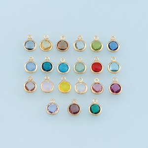 Peut inclure: Assortiment de 20 breloques dorées avec des pierres de verre rondes facettées de différentes couleurs, dont le rouge, le bleu, le vert, le jaune et le violet.