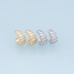 1 par de delicados pendientes de aro con circonita cúbica rellenos de oro de 18 quilates, pendientes con circonita cúbica sin perforación, pendientes para el cartílago, pendientes envolventes para la oreja