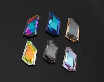 Könnte beinhalten: Sechs schillernde Kristallanhänger in verschiedenen Farben, darunter Blau, Lila und Gold. Jeder Anhänger hat eine einzigartige, facettierte Form mit einem Loch zum Auffädeln. Die Kristalle werden auf dunklem Hintergrund gezeigt.