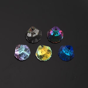 Puede incluir: Cinco colgantes de cristal iridiscente en varios colores: gris, morado, amarillo, azul y un tono arcoíris. Cada colgante tiene un diseño facetado único y un pequeño agujero para ensartar. Estos cristales decorativos son ideales para la fabricación de joyas o proyectos de artesanía.