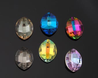 Puede incluir: Seis cuentas de cristal facetadas de forma ovalada en varios colores: ámbar, azul, arcoíris, gris, amarillo-verdoso y lavanda. Cada cuenta tiene un agujero en la parte superior para ensartar. Los cristales se muestran sobre un fondo oscuro.