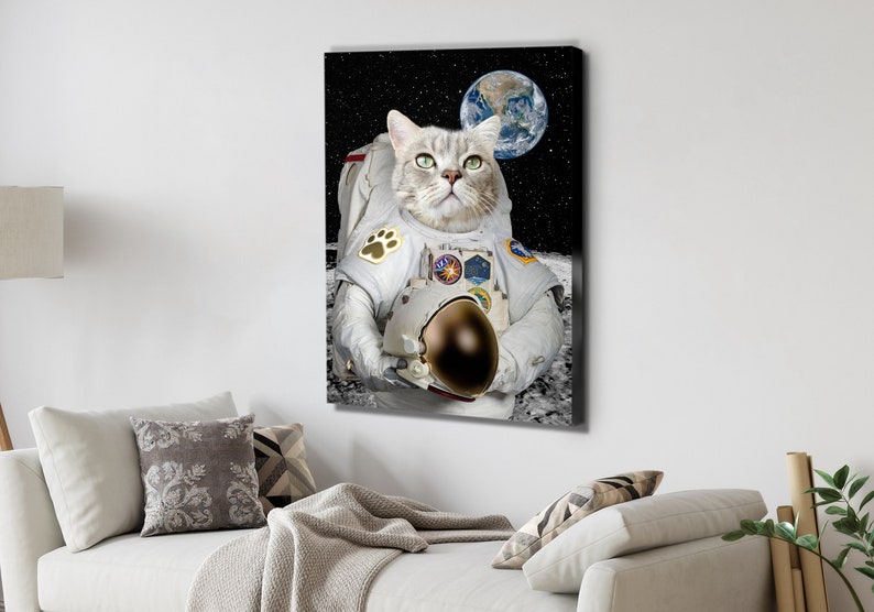K&ouml;nnte beinhalten: Eine wei&szlig;e Katze in einem Astronautenanzug mit einem goldenen Helm in ihren Pfoten. Die Katze steht auf dem Mond mit der Erde im Hintergrund.