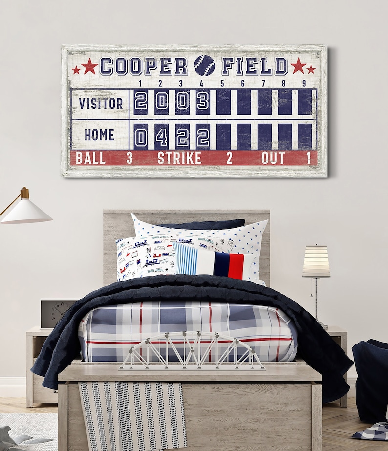 Pu&ograve; includere: Un tabellone segnapunti da baseball in legno bianco con accenti blu e rossi. Il tabellone segnapunti riporta "COOPER FIELD" e mostra il punteggio come "VISITOR 2003" e "HOME 0422". Il tabellone segnapunti mostra anche "BALL 3 STRIKE 2 OUT 1".