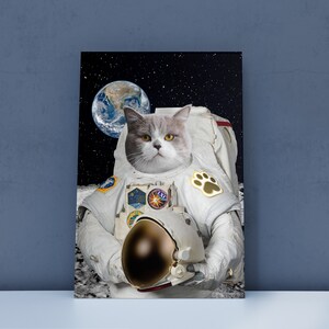K&ouml;nnte beinhalten: Eine wei&szlig;e Katze in einem Astronautenanzug mit Helm und Patches. Die Katze steht auf dem Mond mit der Erde im Hintergrund.