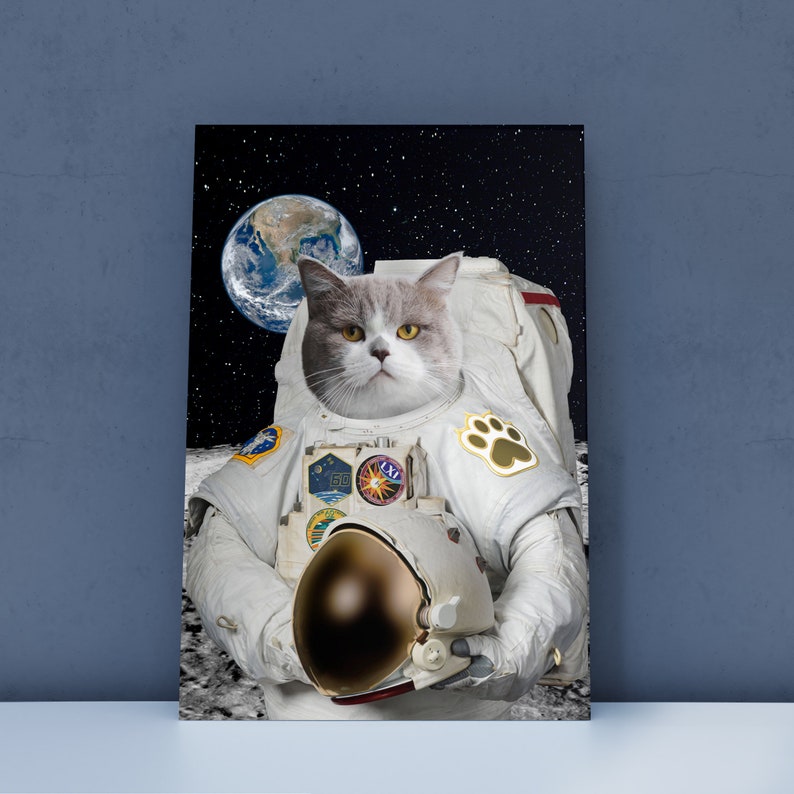K&ouml;nnte beinhalten: Eine wei&szlig;e Katze in einem Astronautenanzug mit Helm und Patches. Die Katze steht auf dem Mond mit der Erde im Hintergrund.