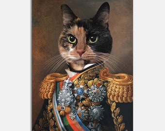 Op de afbeelding: Een calico kat gekleed in een zwart en gouden militair uniform met medailles en een sjerp. De kat heeft groene ogen en een serieuze uitdrukking.