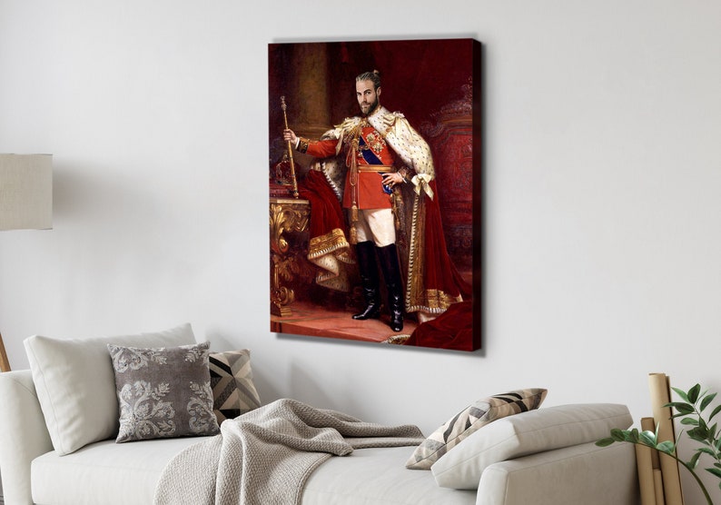 Puede incluir: Un retrato de una persona con una t&uacute;nica real roja y dorada, sosteniendo un cetro. La persona lleva una corona y tiene barba. El fondo es un tapiz rojo y dorado.