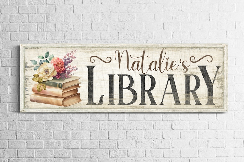 Pu&ograve; includere: Un cartello in legno bianco con una finitura usurata, decorato con un motivo floreale e il testo "Natalie's Library".