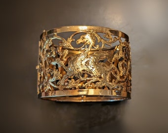 Asian cuff bracelet in 18k gold