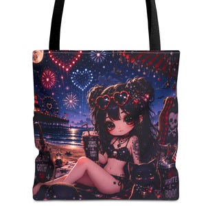 Könnte beinhalten: Eine schwarze Tragetasche mit einem Grafikdruck einer Figur mit dunklem Haar und herzförmiger Brille, die nachts am Strand sitzt. Die Szene zeigt Feuerwerk, eine schwarze Katze und den Text "Stars Stripes & Dark Vibes" sowie "Beach Goth".