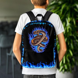 ブラックバックパック：青い炎と蛇 - エッジの効いたゴシックスクールバッグ