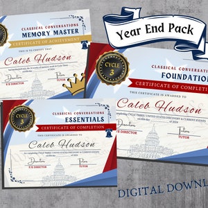 Puede incluir: Tres certificados imprimibles con diseños patrióticos rojo, blanco y azul. Cada certificado presenta un sello dorado con el texto "Ciclo 3" y las palabras "Classical Conversations" y "Certificado de finalización". Los certificados son para "Memory Master", "Essentials" y "Foundations".