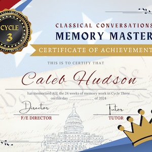 Puede incluir: Un certificado de logro para Classical Conversations Memory Master, Ciclo 3, otorgado a Caleb Hudson. El certificado presenta un sello dorado con el número 3, un dibujo del Capitolio y una corona dorada.