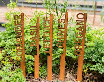 Estacas de acero para jardín con nombre para hierbas y verduras / Letrero resistente para huerto al aire libre / Marcadores de etiquetas de plantas personalizados de metal cortados con láser