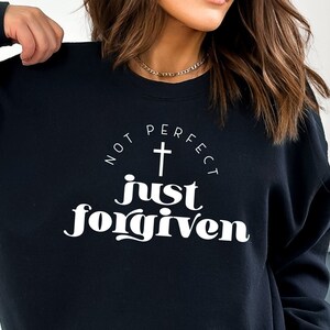 No es perfecto solo svg perdonado, cita cristiana, cita de mamá, motivacional, espiritual, carta de mano, png, eps, dxf, archivo de corte svg para Cricut