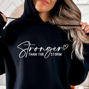 Más fuerte que la tormenta SVG. Ella es fuerte, girl power, empowered mom, svg para camisa, carta de mano, png, eps, dxf, svg archivo cortado para Cricut