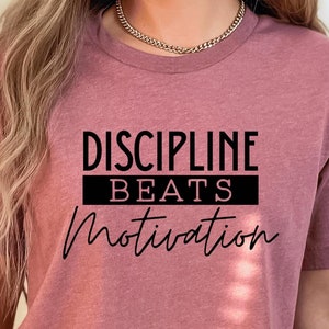 Disciplina vence motivação svg, citação inspiradora, autoaperfeiçoamento, svg para camisa, letra de mão, png, eps, dxf, arquivo de corte svg para Cricut
