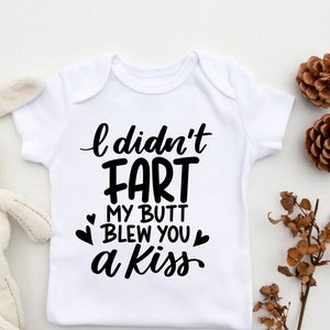 No me tiré un pedo en el trasero te sopló un beso svg, bebé divertido, niño pequeño, onesie, bodysuit, diseño de letras de mano, png, eps, dxf, archivo de corte svg para Cricut