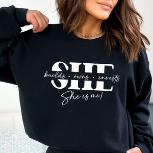 Ela constrói, ela possui, ela investe. Ela sou eu. Eu sou ela svg para camisa, svg motivacional, carta de mão, png, eps, dxf, arquivo de corte svg para Cricut