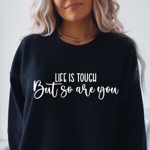 A vida é difícil, mas você também é svg, otimista, inspirador, motivação, svg para camisa, carta de mão, png, eps, dxf, arquivo de corte svg para Cricut