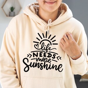A vida precisa de mais luz do sol svg, vida de mãe, otimista, citação inspiradora, svg para camisa, carta de mão png, eps, dxf, arquivo de corte svg para Cricut
