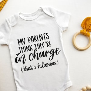 Mis padres piensan que están a cargo de eso es hilarante, divertido niño, mamá niño, diseño de letras a mano, png, eps, dxf, svg archivo de corte para Cricut