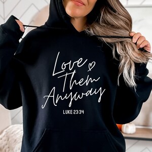 Ame-os de qualquer maneira SVG, citação cristã, ditado religioso, svg para camisa, design de letra manual, png, eps, dxf, arquivo de corte svg para Cricut