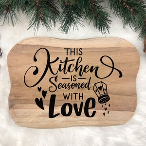 Esta cozinha é temperada com amor svg para cozinha, cafeteria, design de letras manuais, png, eps, dxf, arquivo de corte svg para Cricut