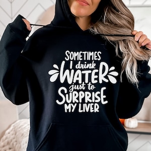 Às vezes eu bebo água só para surpreender meu fígado, citação engraçada para beber svg, design de letra manual, png, eps, dxf, arquivo de corte svg para Cricut